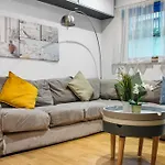 Walk To King\'S Hospital,Private Terrace,828 Sq Ft,Workspace